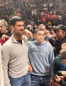 Novak Đoković daje novac dečaku