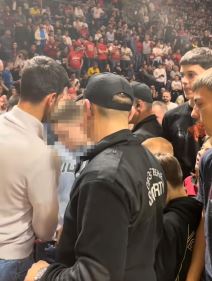 Novak Đoković daje novac dečaku