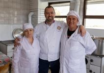 DONACIJA ZA NARODNU KUHINJU I POMOĆ UGROŽENIMA!  Kurir i ekipa Majki i snajki uoči Vaskrsa posetili Kosovo i Metohiju   