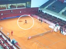 Biciklista na teniskom terenu