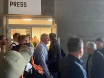 Ogromne guzve na ulazu. Zeljko izlazi ispred da se javlja (3).jpg