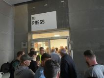 Ogromne guzve na ulazu. Zeljko izlazi ispred da se javlja (4).jpg