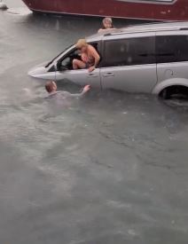 Sletela autom u vodu (4).jpg