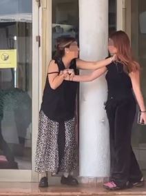 starija zena napad na devojku.jpg