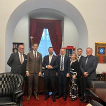 AmCham delegacija, ambasador Đurić i kalifornijski kongresmen Eric Swowel.jpg