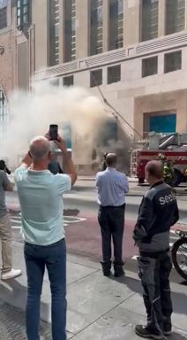 Dim od požara ispod Tiffani & Co na Menhetnu raste. Čuje se glasan zvuk udaranja. Stiže još vatrogasnih vozila (2).jpg