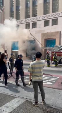 Dim od požara ispod Tiffani & Co na Menhetnu raste. Čuje se glasan zvuk udaranja. Stiže još vatrogasnih vozila (1).jpg