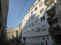 Metalna konstrukcija pala sa krova zgrade (3).jpeg