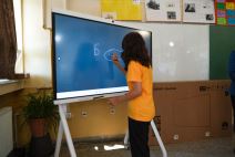 Prvi dan škole u pametnim učionicama: Huawei i Telekom Srbija donirali 150 IdeaHub tabli osnovcima š