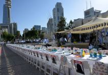 Izraelske porodice talaca vode Kabalat Šabat (4).jpg