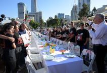 Izraelske porodice talaca vode Kabalat Šabat (5).jpg