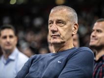 Aco Petrović gleda utakmicu Partizana u Beogradskoj areni