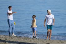 Novak Đoković na plaži sa porodicom 1.jpg