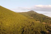 Vikendica na steni 1.jpg