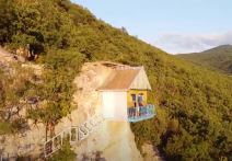 Vikendica na steni 3.jpg