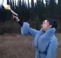 Devojka puca iz pistolja (4).png