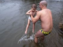 Dete od dve godine se okupalo u reci Neri u Srbiji za Bogojavljenje