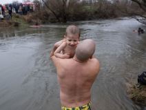 Dete od dve godine se okupalo u reci Neri u Srbiji za Bogojavljenje