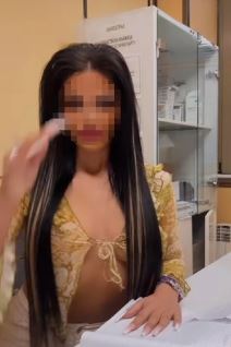 Polugola  u ordinaciji.jpg