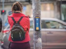 Čemu služe tasteri na semaforima i staze na trotoarima