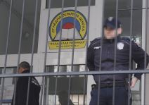 Slavica Đukić Dejanović ispred škole Vladislav Ribnikar 