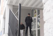 Slavica Đukić Dejanović ispred škole Vladislav Ribnikar 