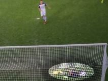 Lopta odbila se od golmana.jpg