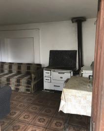 Kuca sa imanjem u selu Modrica