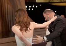 emi stoun pukla haljina na dodeli oskara 3.png