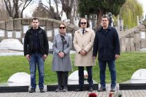 Ružica Đinđić sa sinom došla na grob Zorana Đinđića