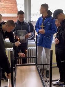 Učenici sahranjuju žive drugare (2).jpg