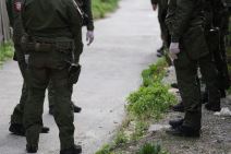 ŽANDARMERIJA PREKOPAVA DVORIŠTE (4).jpg