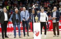 Crvena zvezda sećanje na 1974. godinu i trofej (3).jpg