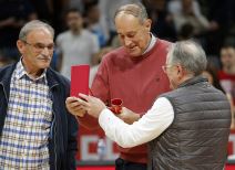 Crvena zvezda sećanje na 1974. godinu i trofej (4).jpg