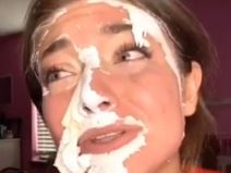 Devojka stavila farbu za zid na lice.jpg