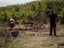 Policija blokirala prilaz groblju Zlot (3).jpg