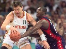 Hakim Olajdžuvon u duelu protiv Arvidasa Sabonisa na Olimpijskim igrama u Atlanti 1996