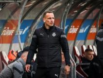 Pomoćni trener Partizana Marko Jovanović sa slušalicom na derbiju priča sa Igorom Duljajem