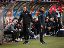 Pomoćni trener Partizana Marko Jovanović sa slušalicom na derbiju priča sa Igorom Duljajem