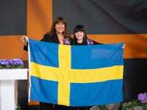 Ambasadorka Svedske urucuje zastavu Teya Dori (3).jpg