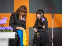 Ambasadorka Svedske urucuje zastavu Teya Dori (4).jpg