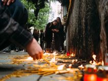 ribnikar_paljenje_sveća_za_žrtve_stefan_stojanović- (1).jpg