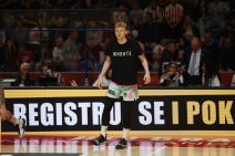 zagrevanje u majicama posvecenim nastradaloj deci (3).jpg