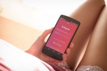 Instagram telefon devojka _ Foto Pixabay.jpg