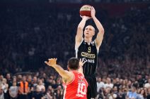 Nikola Jović slavio titulu sa igračima Crvene zvezde