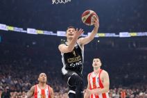 Nikola Jović slavio titulu sa igračima Crvene zvezde