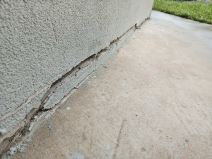 Sa zgrade u naselju Vojvode Vlahovića otpala fasada