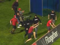 Navijači CSKA Upali Na Teren, Ne Da Se Tuku Nego Da Lome  (5) copy.jpg