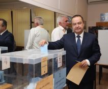 Dačić sa suprugom Sanjom, sinom Lukom i ćerkom Andrejom na glasanju na Dedinju (5).jpg