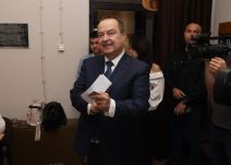 Dačić sa suprugom Sanjom, sinom Lukom i ćerkom Andrejom na glasanju na Dedinju (20).jpg